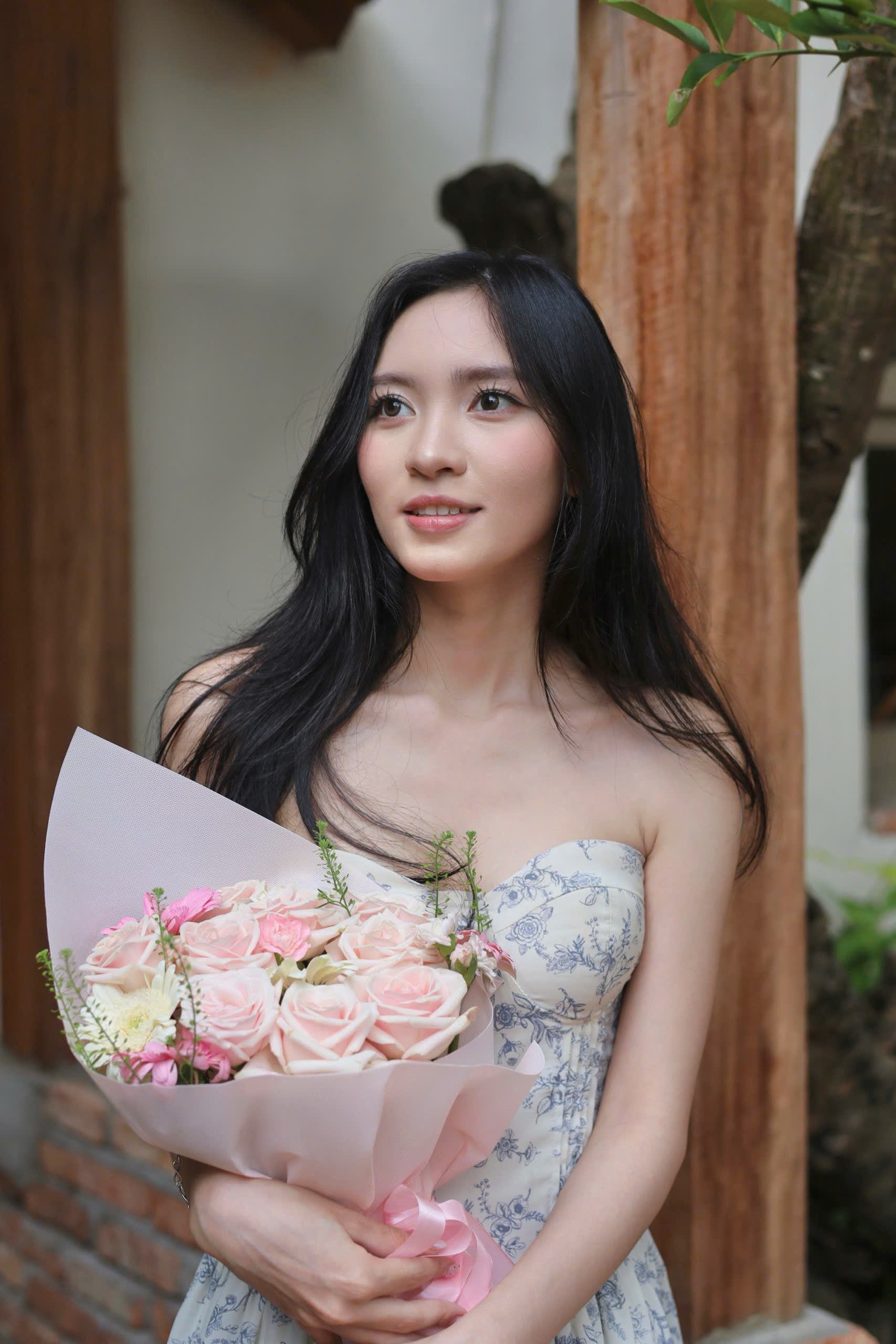 Em yêu cầm bó hoa hồng phấn