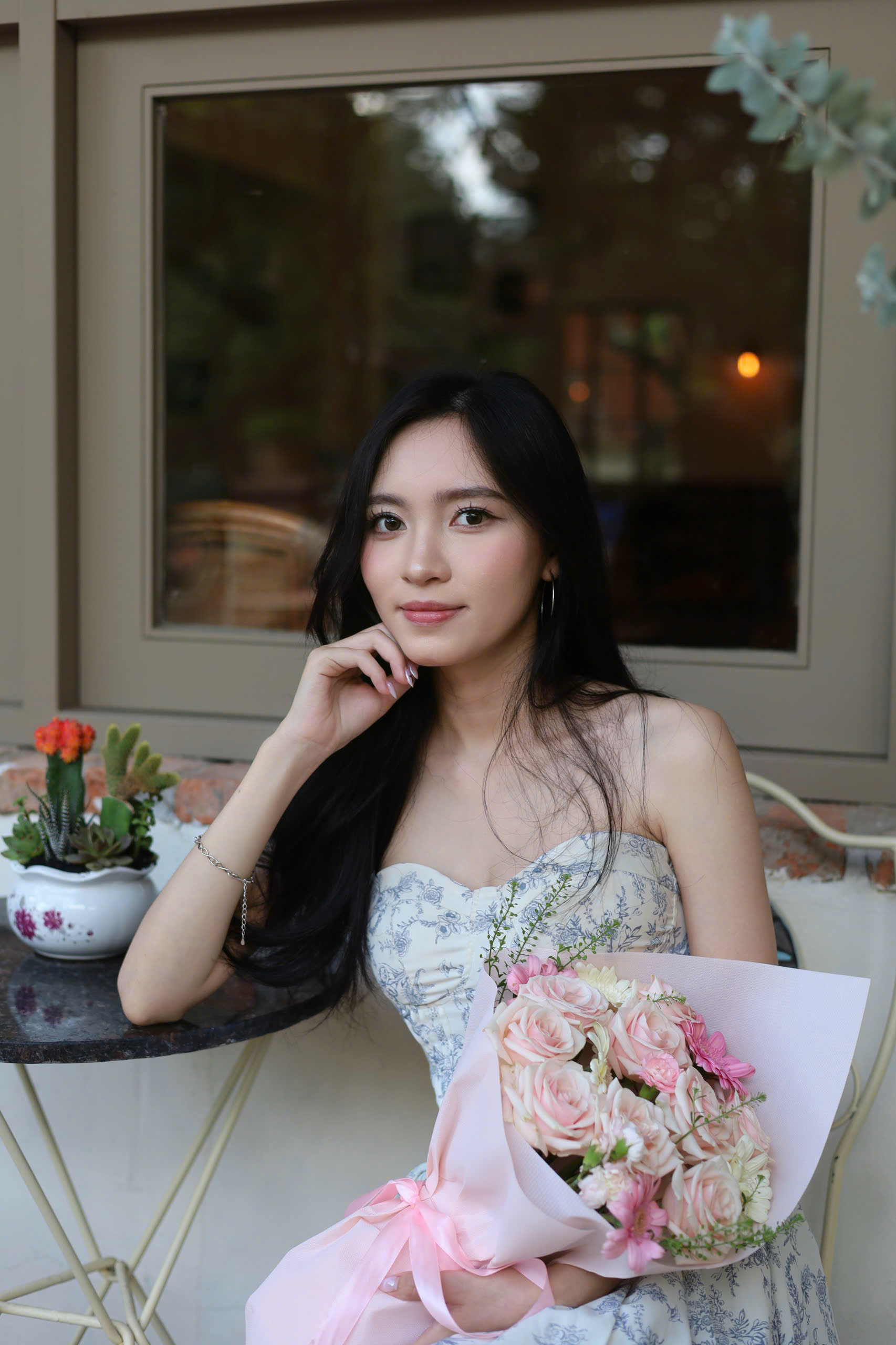 Em yêu mỉm cười bên bó hoa hồng
