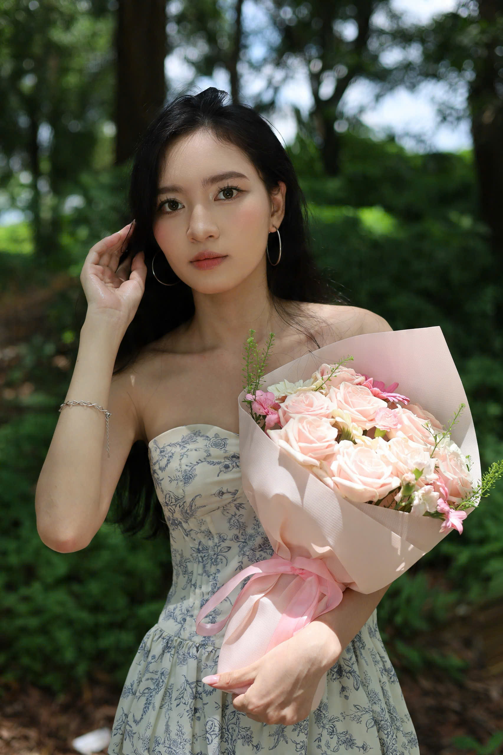 Em yêu đứng giữa ánh nắng với bó hoa