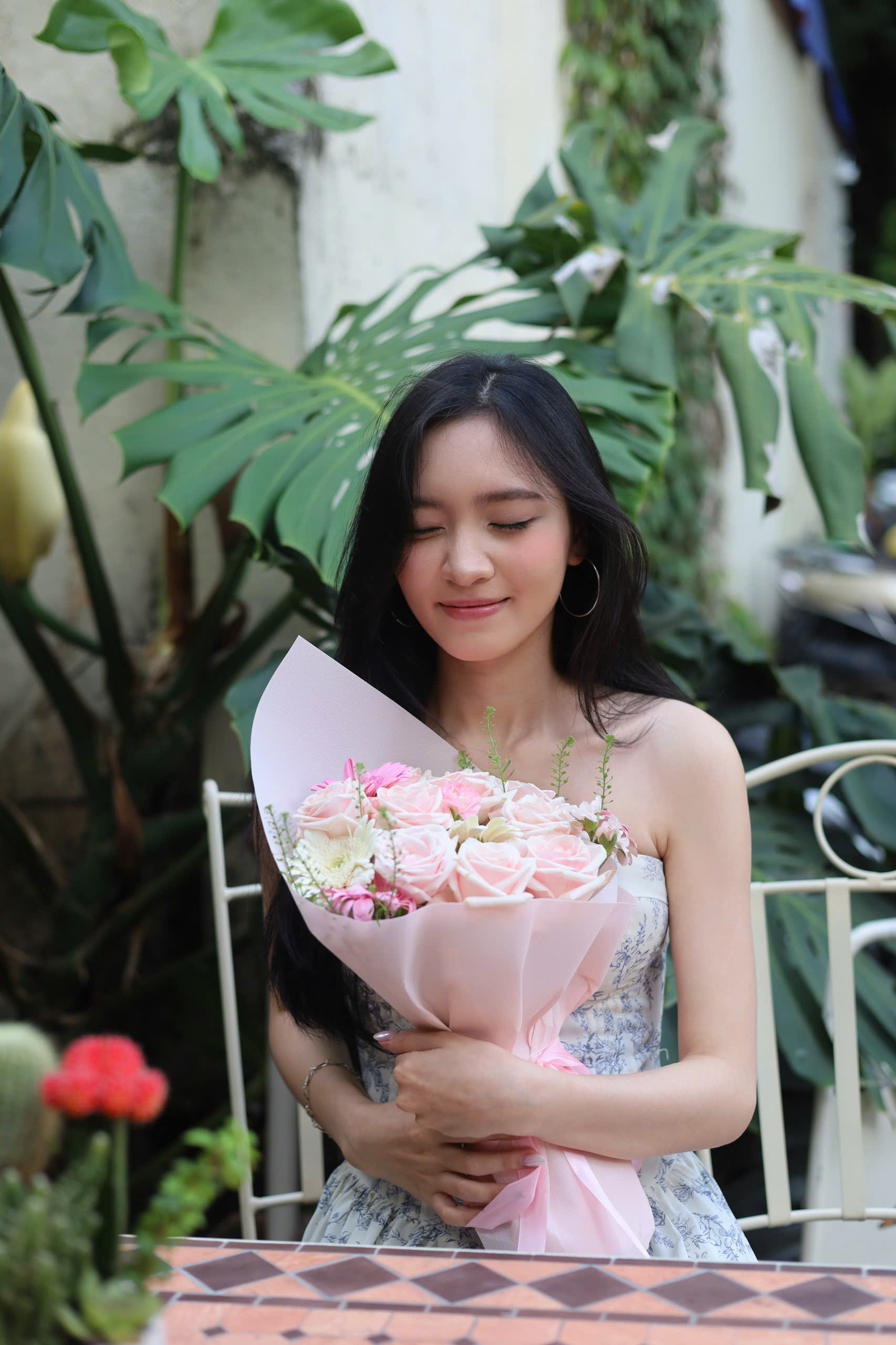 Em yêu ngồi trong không gian nhiều cây xanh